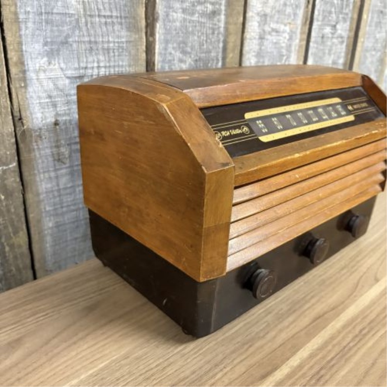 RCA Victor Model 56X3 Wood Tabletop Vacuum Tube Radio