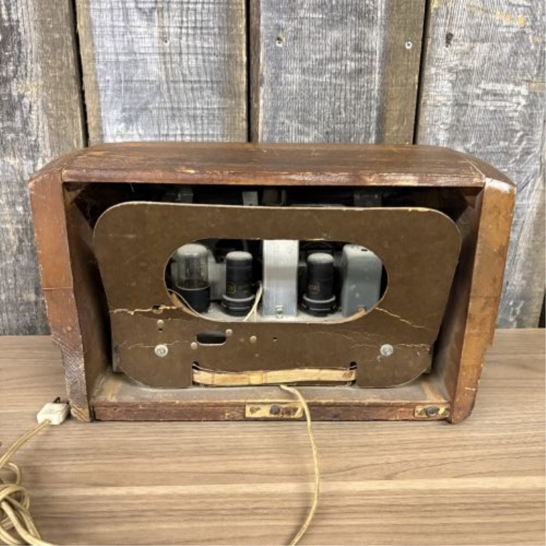 RCA Victor Model 56X3 Wood Tabletop Vacuum Tube Radio