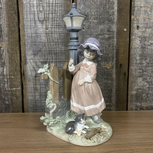 Lladro Fall Clean Up Porcelain Figurine Model 5286