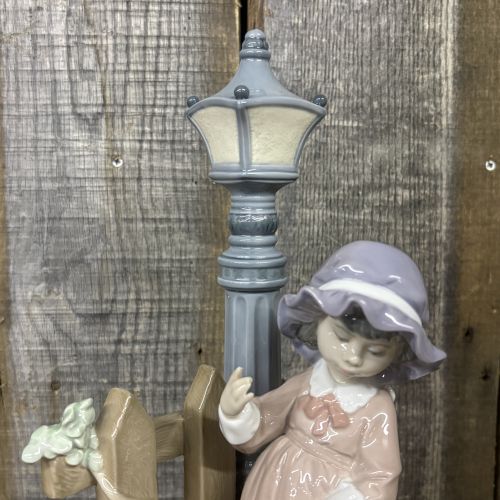 Lladro Fall Clean Up Porcelain Figurine Model 5286