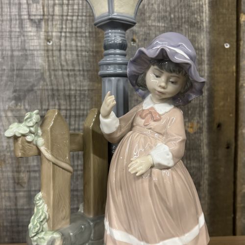 Lladro Fall Clean Up Porcelain Figurine Model 5286