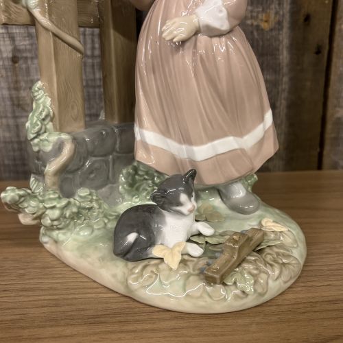 Lladro Fall Clean Up Porcelain Figurine Model 5286