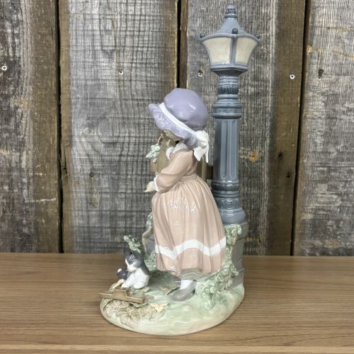 Lladro Fall Clean Up Porcelain Figurine Model 5286