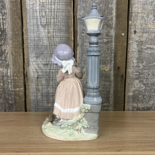 Lladro Fall Clean Up Porcelain Figurine Model 5286
