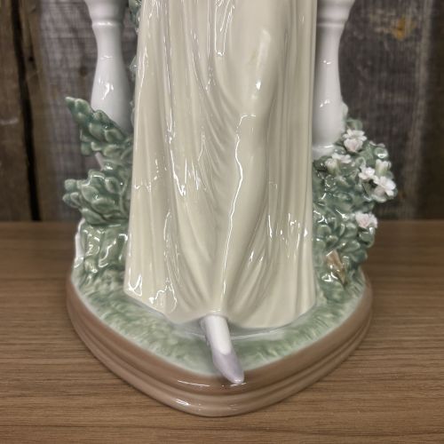 Lladro Time for Reflection Porcelain Figurine Model 05378