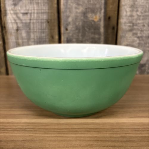 Pyrex Primary Green 403 2.5 Quart Mixing Bowl