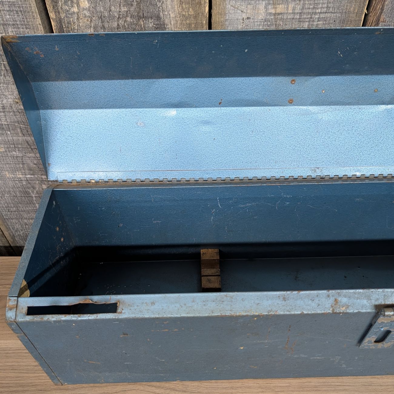 Vintage Belknap Blue Grass 32-Inch Steel Saw Box with Blue Hammered Finish