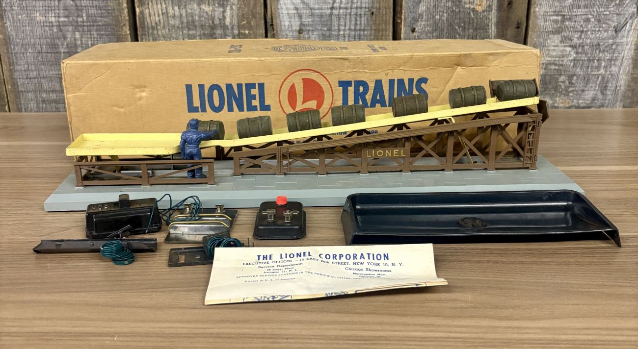 Lionel No. 362 Operating Barrel Loader with Original Box
