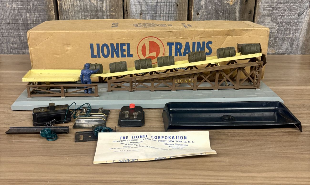 Lionel No. 362 Operating Barrel Loader with Original Box