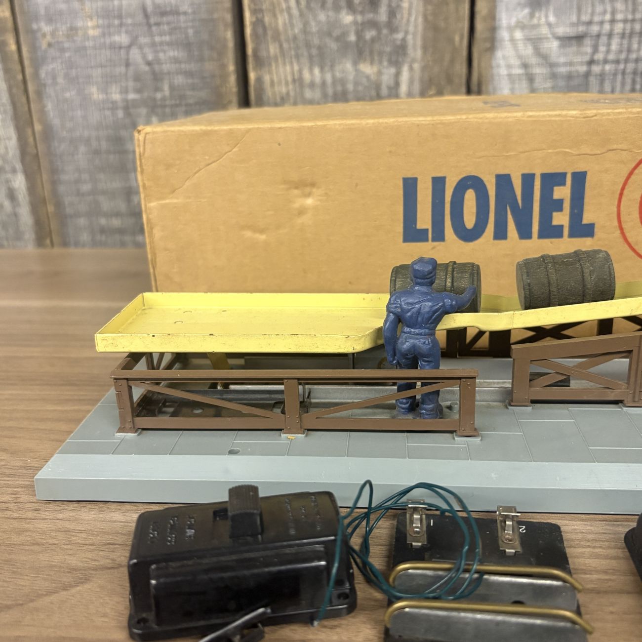 Lionel No. 362 Operating Barrel Loader with Original Box