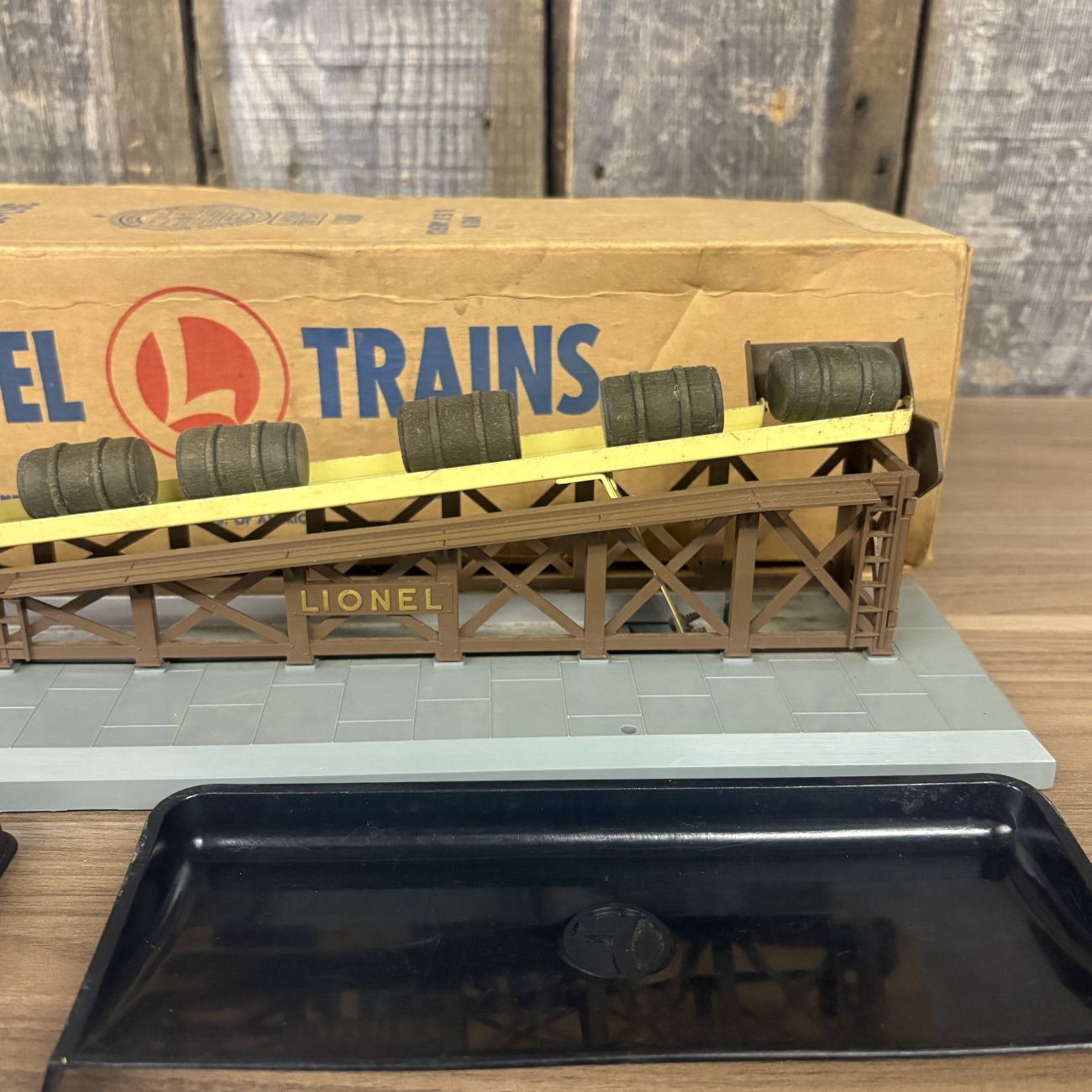 Lionel No. 362 Operating Barrel Loader with Original Box