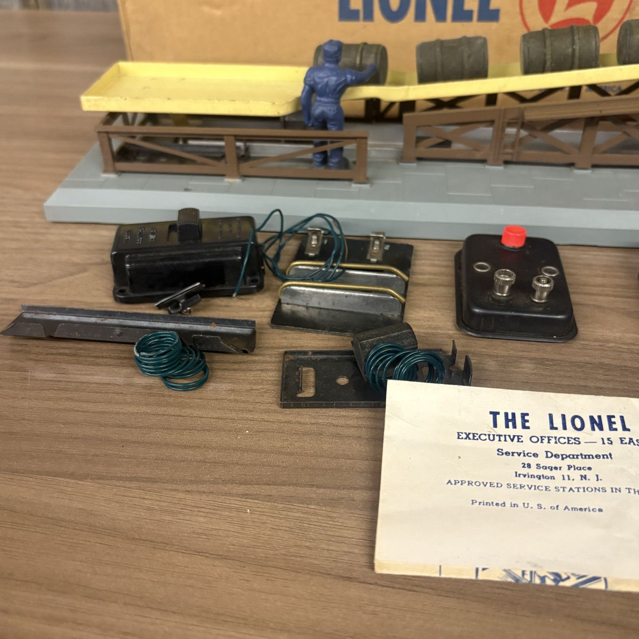 Lionel No. 362 Operating Barrel Loader with Original Box