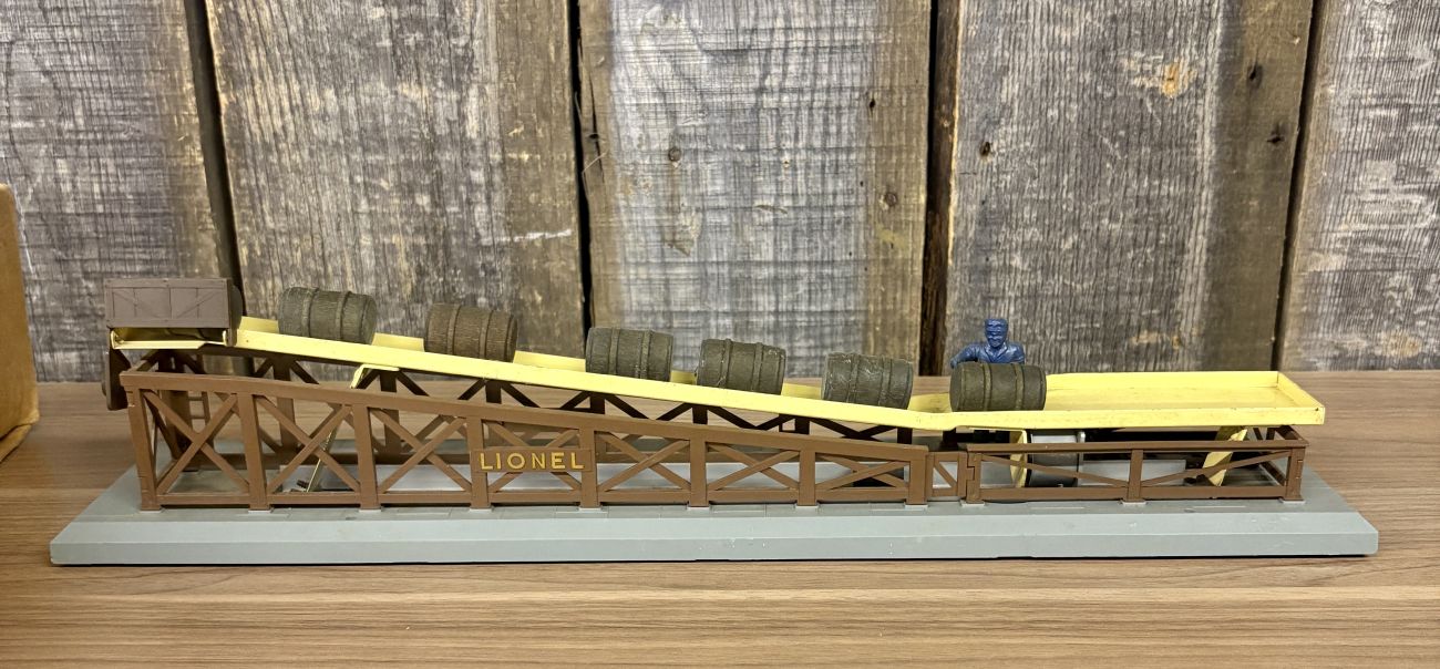 Lionel No. 362 Operating Barrel Loader with Original Box