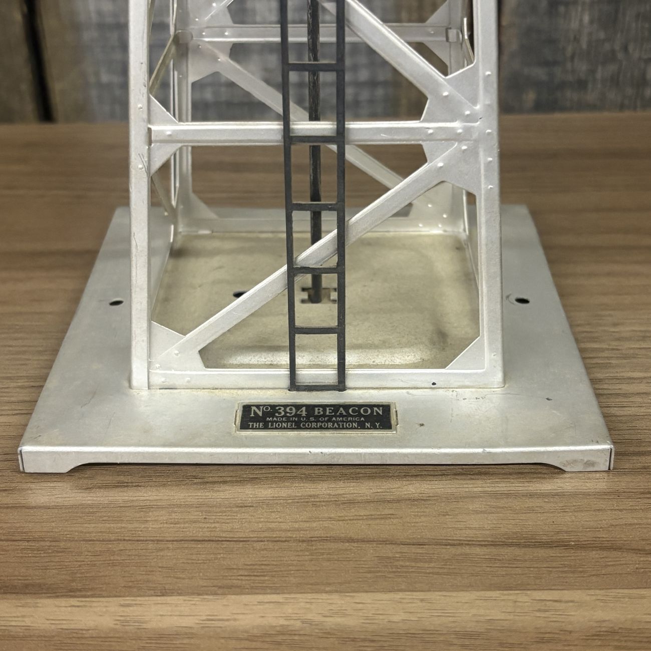 Lionel Postwar O-Gauge No. 394 Rotating Beacon Accessory
