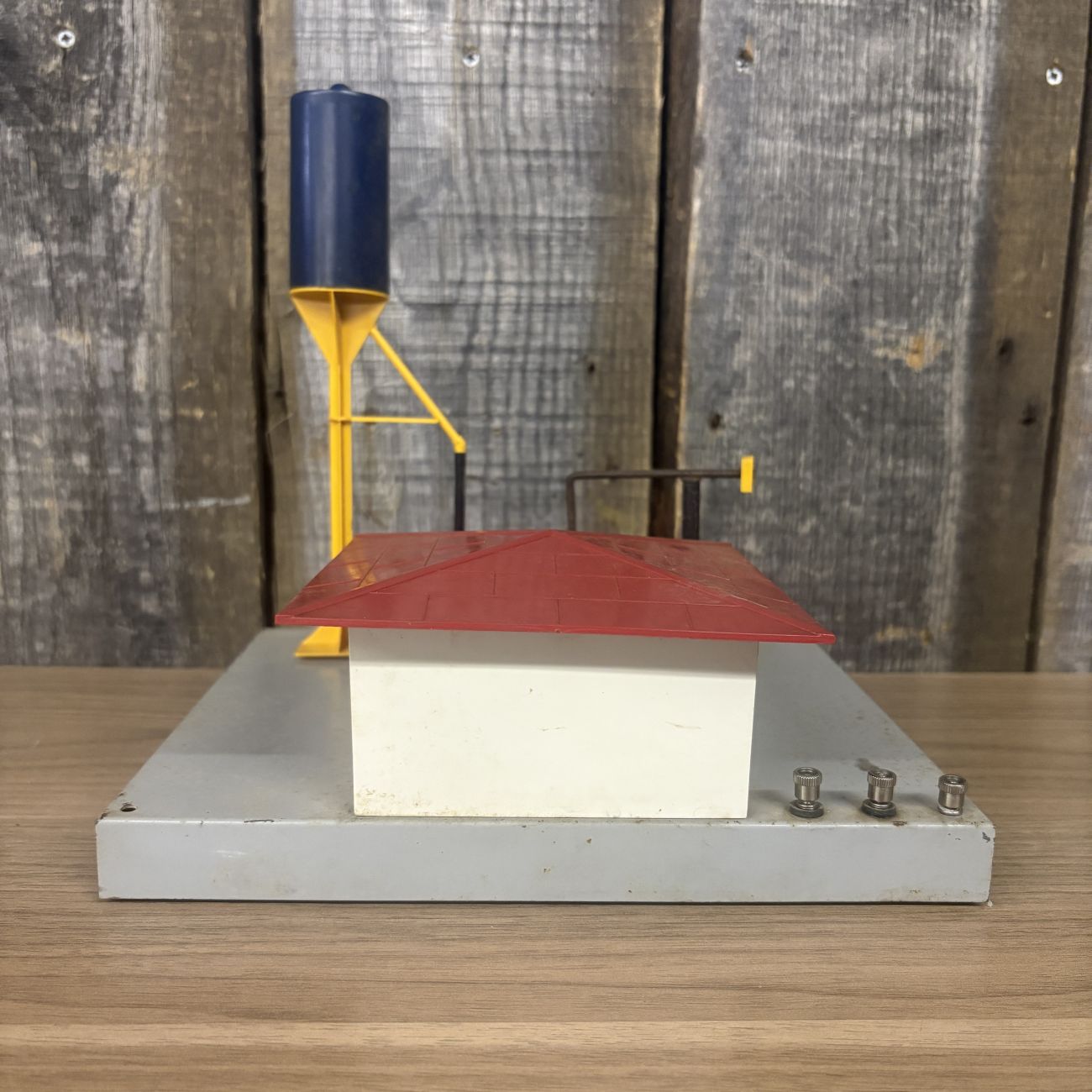 Lionel Corporation O-Gauge Diesel and Sanding Station Accessory