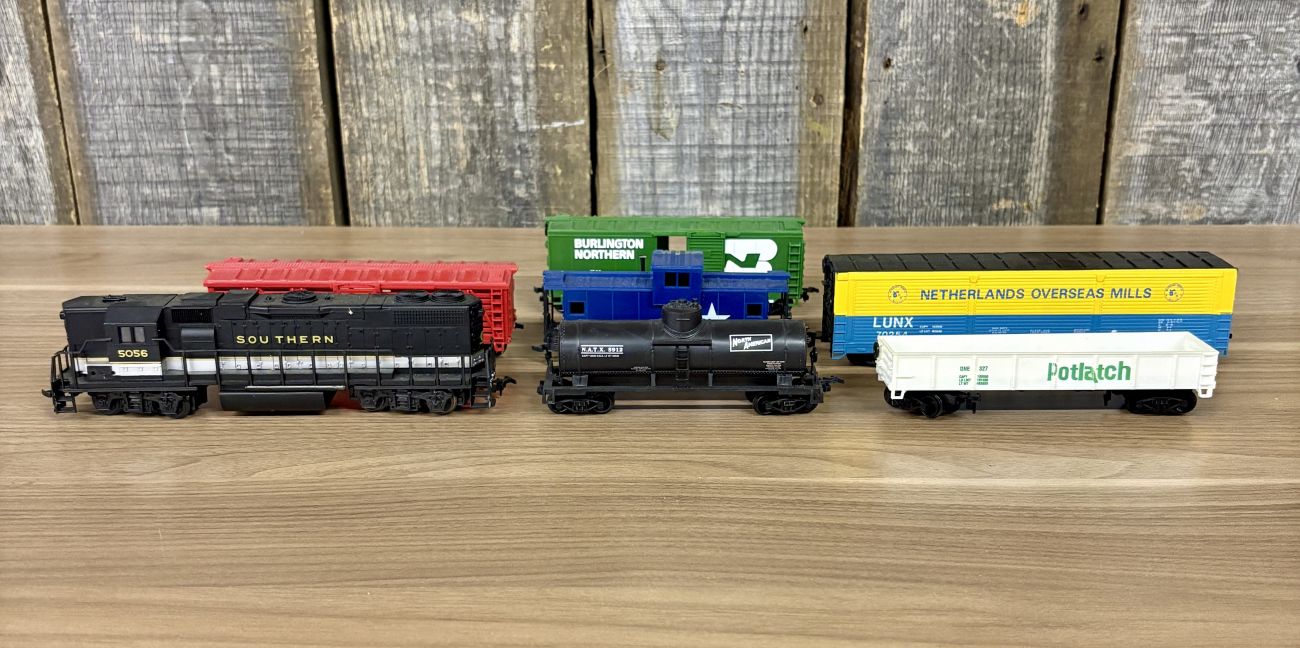 A Collection of Seven Life-Like HO Scale Model Train Pieces Including Southern Diesel Locomotive