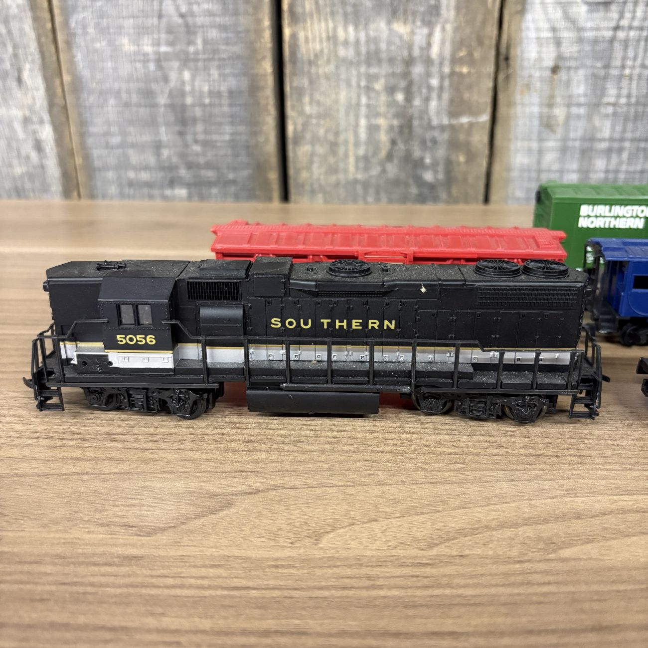 A Collection of Seven Life-Like HO Scale Model Train Pieces Including Southern Diesel Locomotive