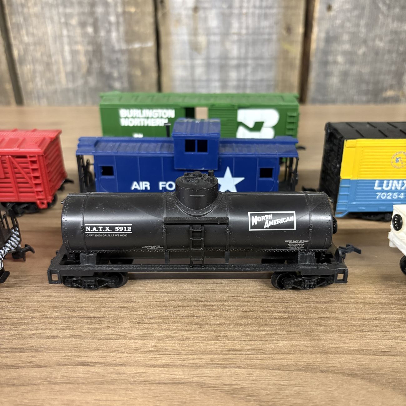 A Collection of Seven Life-Like HO Scale Model Train Pieces Including Southern Diesel Locomotive