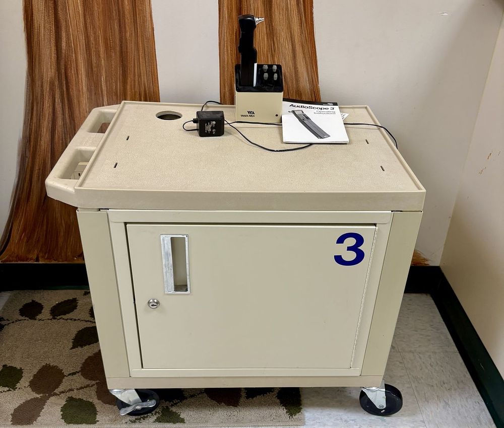 Lot 275: Welch Allyn AudioScope 3 Diagnostic Set with Luxor Locking Mobile Utility Cart