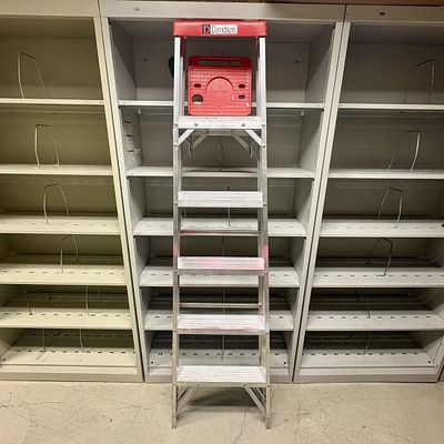 Davidson Model 527-06 Six Foot Aluminum Stepladder. A Davidson model 527-06 six-foot aluminum 