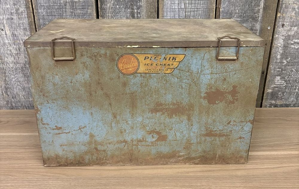 Lot 266: Carlisle Mfg. Co. Carlco Portable Pic-Nik Metal Ice Chest