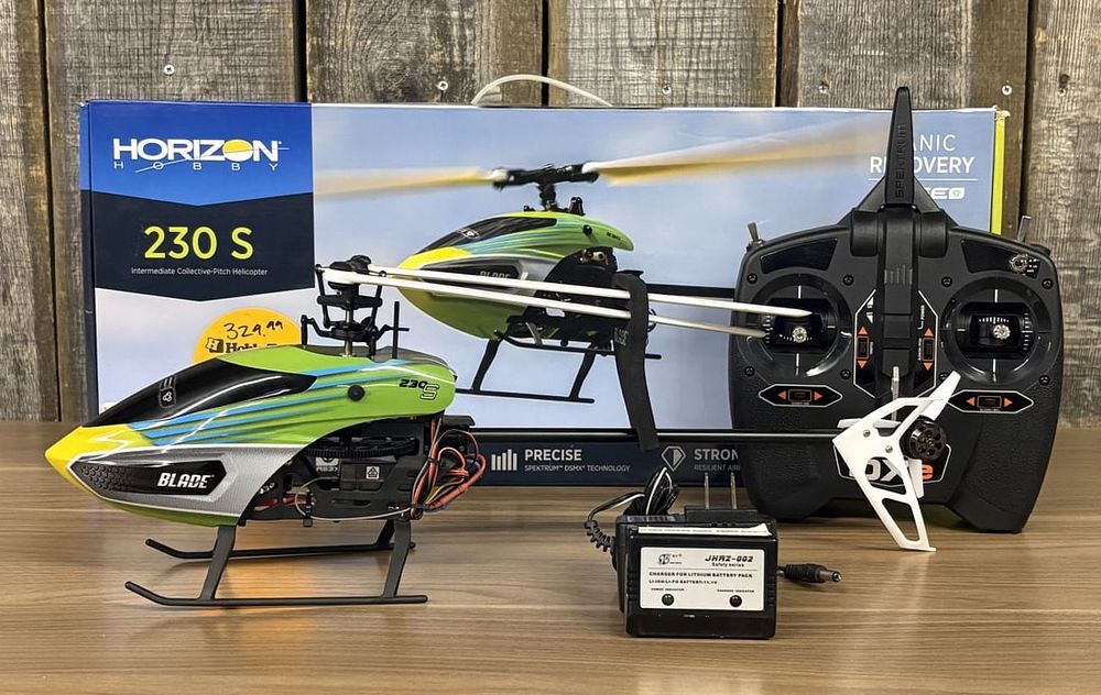 Lot 305: Blade 230 S RTF Collective Pitch RC Helicopter with Spektrum DXe Transmitter