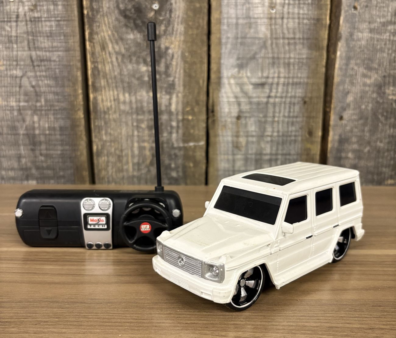 Maisto Tech Mercedes-Benz G-Class Radio Controlled Model Vehicle with Remote