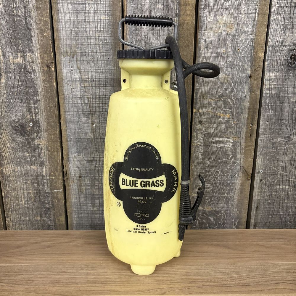 Lot 424: Vintage Blue Grass 3 Gallon Plastic Lawn and Garden Sprayer Model BG307
