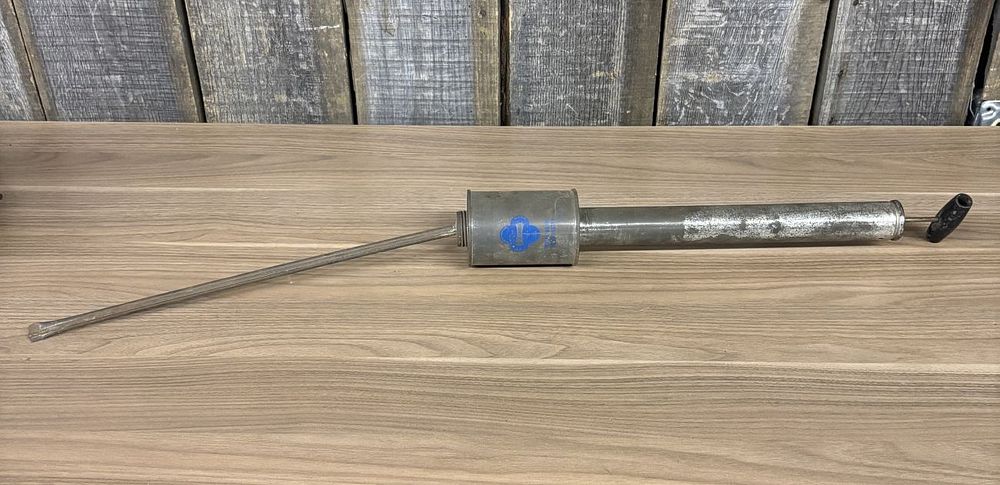 Lot 428: A Blue Grass Model BG495 American Metal Hand Duster