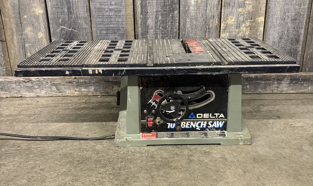 Lot 463: Delta 10 Inch Bench Saw Model 36-546 Type 2