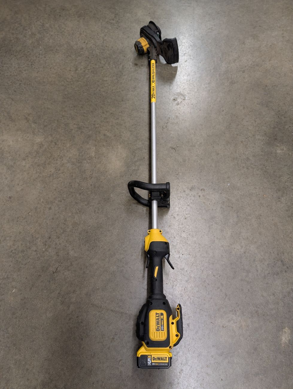 Lot 733: DeWalt 20V MAX XR Brushless Cordless String Trimmer with 5Ah Battery