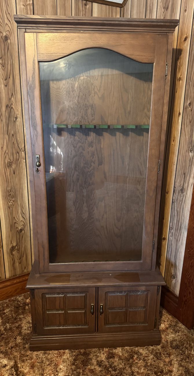 Lot 208: Vintage Eight Gun Oak Finish Display Cabinet with Storage Base