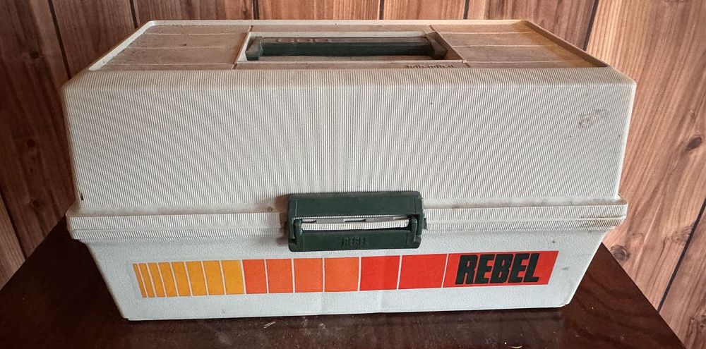 Lot 216: Vintage Rebel Three Tray Cantilever Plastic Tackle Box with Contents