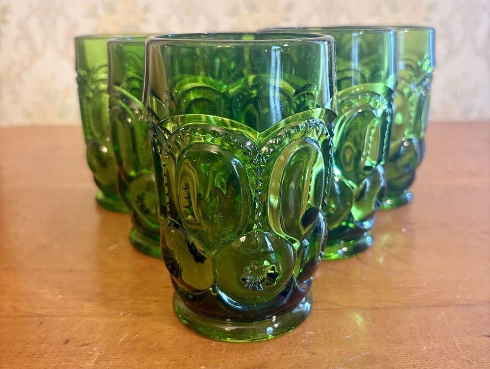 Lot 279: A Set of Six Emerald Green Moon and Star Pattern Pressed Glass Tumblers