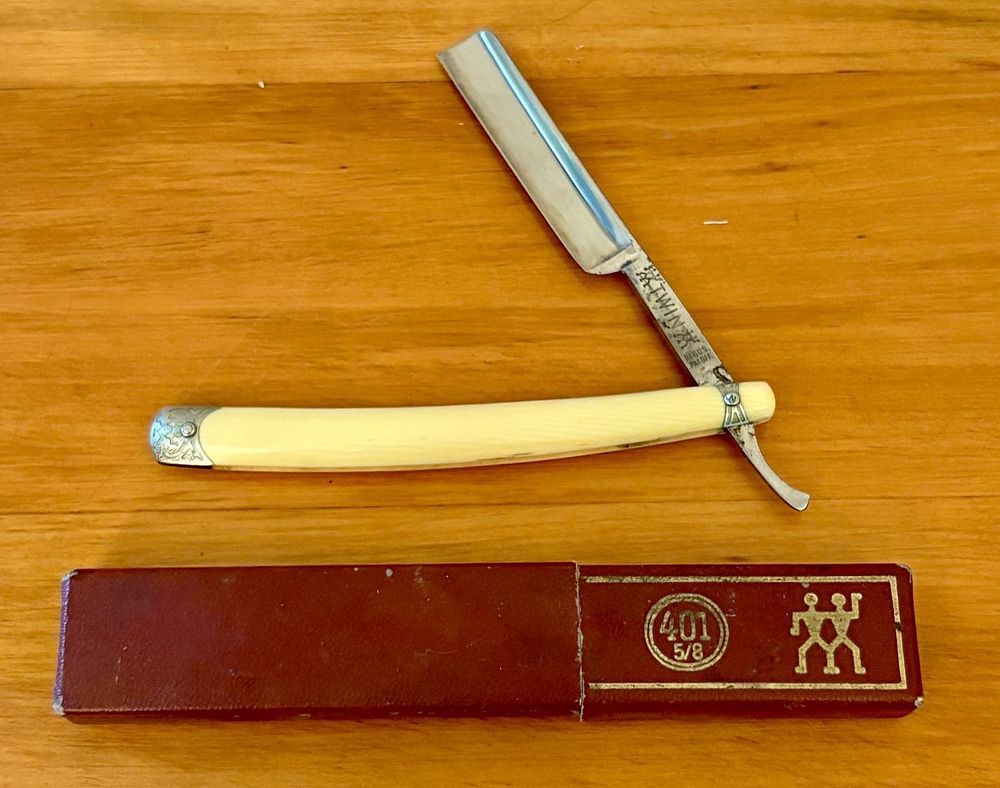 Lot 348: J.A. Henckels Twin Works Solingen Germany 401 5/8 Straight Razor with Case