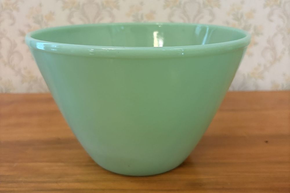 Lot 453: Fire-King Jadeite Green Milk Glass Splash Proof Mixing Bowl