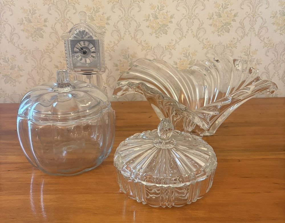 Lot 455: An Assortment of Decorative Glassware and a Crystal Legends Mantle Clock