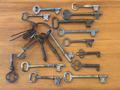 A Collection of Twenty-One Antique and Vintage Skeleton Keys. A collection of twenty-one 