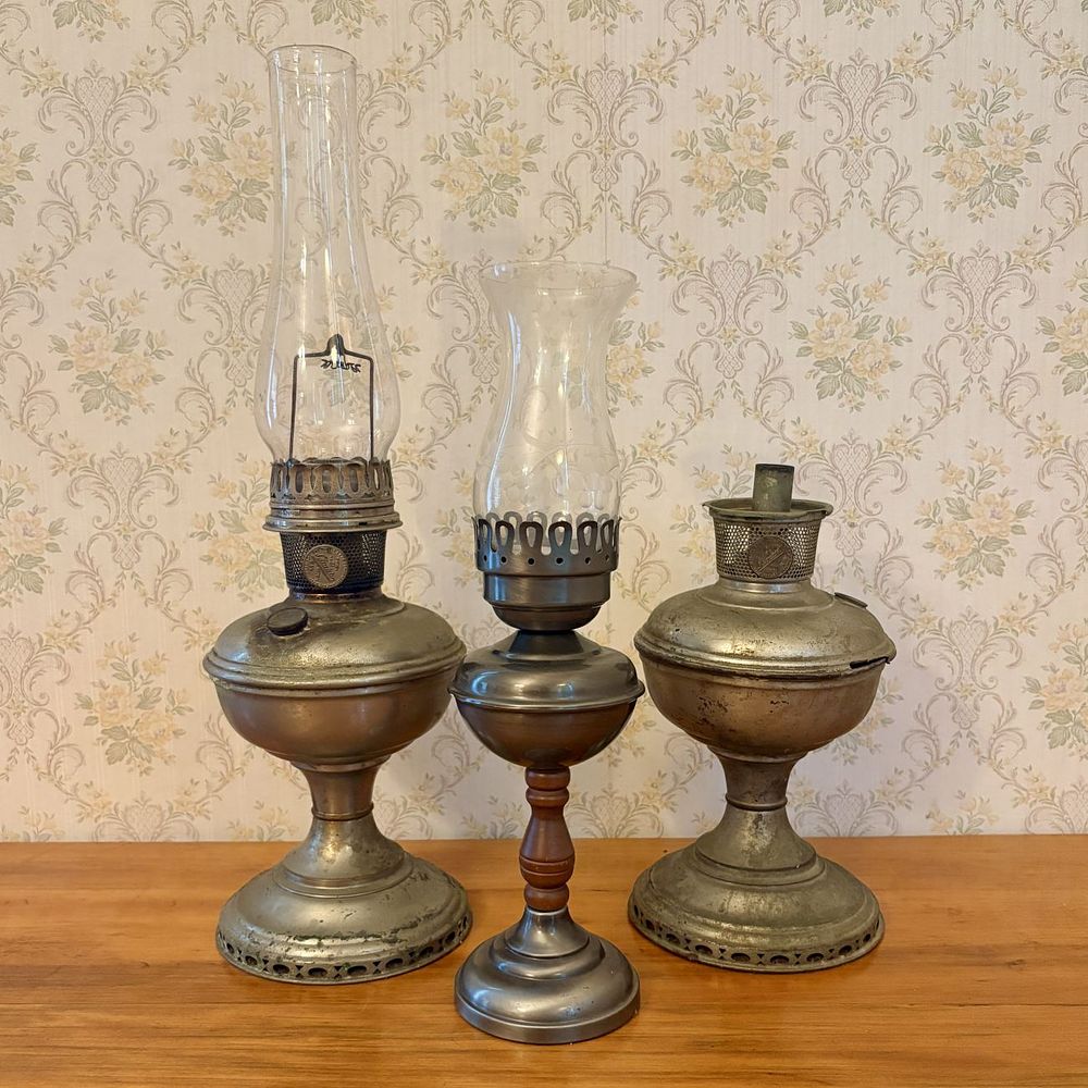 Lot 625: Three Table Lamps Including Two Antique Aladdin Kerosene Mantle Table Lamps