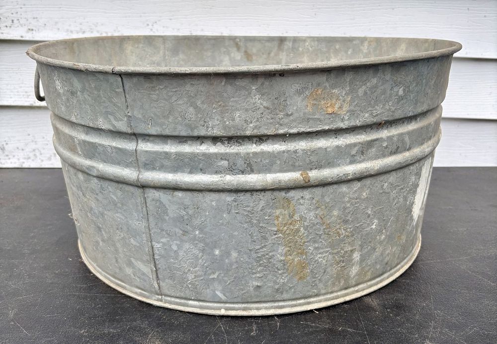 Lot 787: Vintage Galvanized Steel Round Wash Tub with Fixed Side Handles