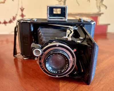 Zeiss Ikon Nettar 515/2 Medium Format Folding Bellows Camera and Leather Case. A German-made 