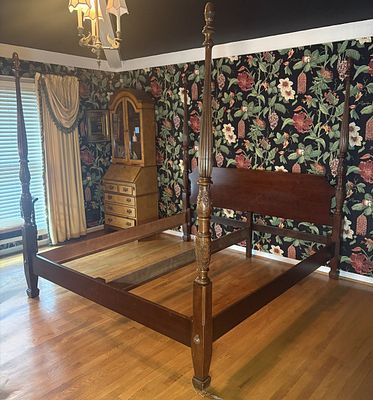 Mahogany Rice Carved King Size Four Poster Bed. A mahogany-stained hardwood four-poster bed in 