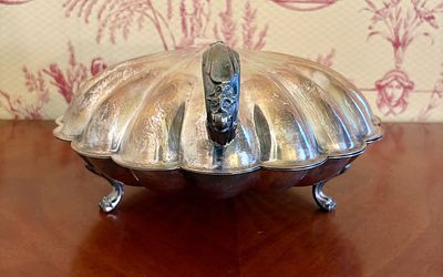 Victorian Style Silver Plated Scallop Shell Form Hinged Serving Dish. A large silver-plated 
