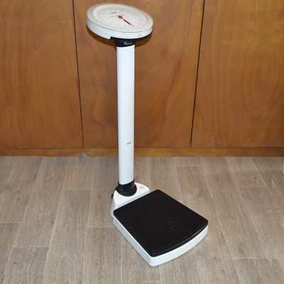 SECA SCALE WITH BMI APPROACH AND HEIGHT SCALE NEVER USED. Mechanical column scale with BMI 