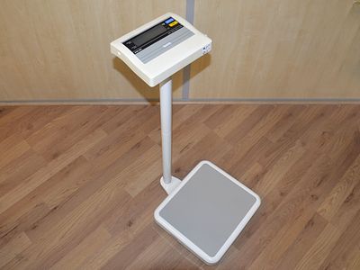 TANITA BWB-800 COLUMN SCALE. • Capacity: 200kg• Graduation: 100 g• Tray dimensions: 300 x 337 x 