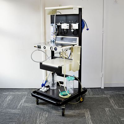 KONTRON (SWITZERLAND) ANESTHESIA TROLLEY WITH RAMP, MIXER AND STORAGE