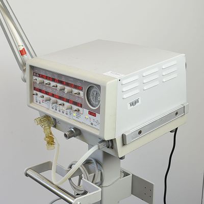 BIRD 8400 STI RESUSCITATIVE VENTILATOR ON STAND. The Bird 8400 STI ventilator is a 