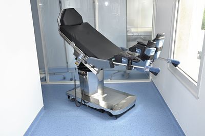 STERIS CMAX ELECTRIC OPERATING TABLE. with : Headrest• Gynecology/laparoscopy/urology 