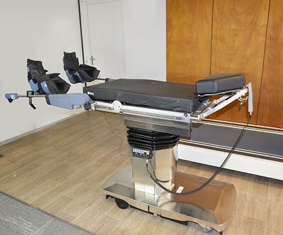 STERIS CMAX ELECTRIC OPERATING TABLE. with : Headrest• Gynecology/laparoscopy/urology 