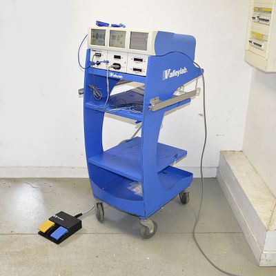 VALLEYLAB FORCE TRIAD ELECTRIC SCALPEL ON TROLLEY. VALLEYLAB FORCE TRIAD ELECTRIC SCALPEL